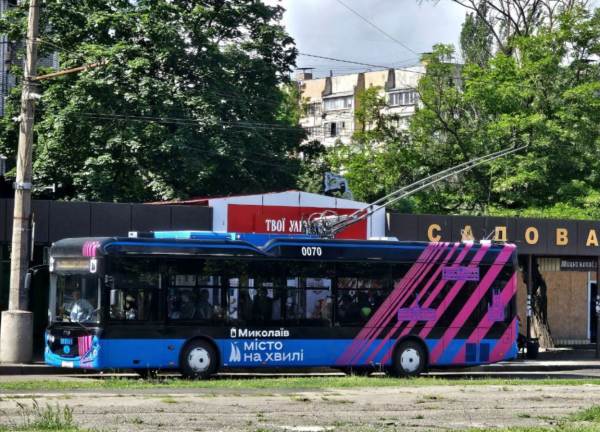 23352