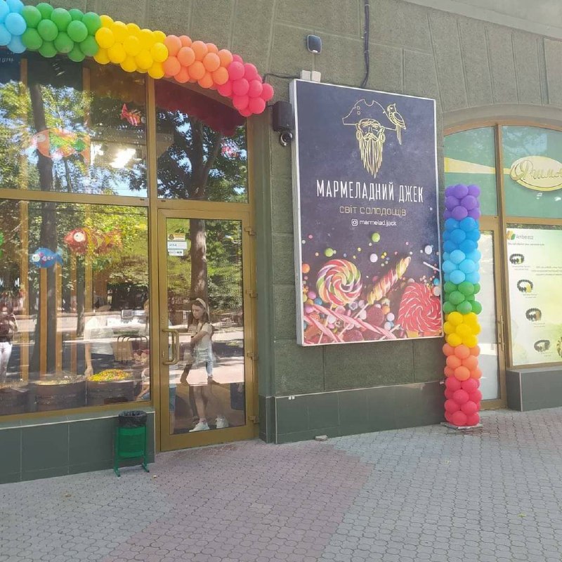 В Николаеве собственники магазинов и кафе на Соборной должны привести фасады в порядок - как в паспорте (ФОТО) 1
