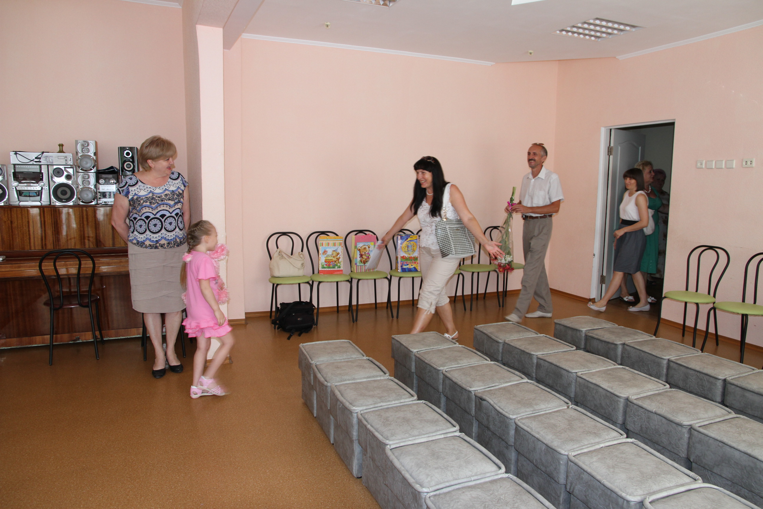 Сразу шестеро воспитанников Николаевского центра социально-психологической реабилитации детей сегодня обрели семьи