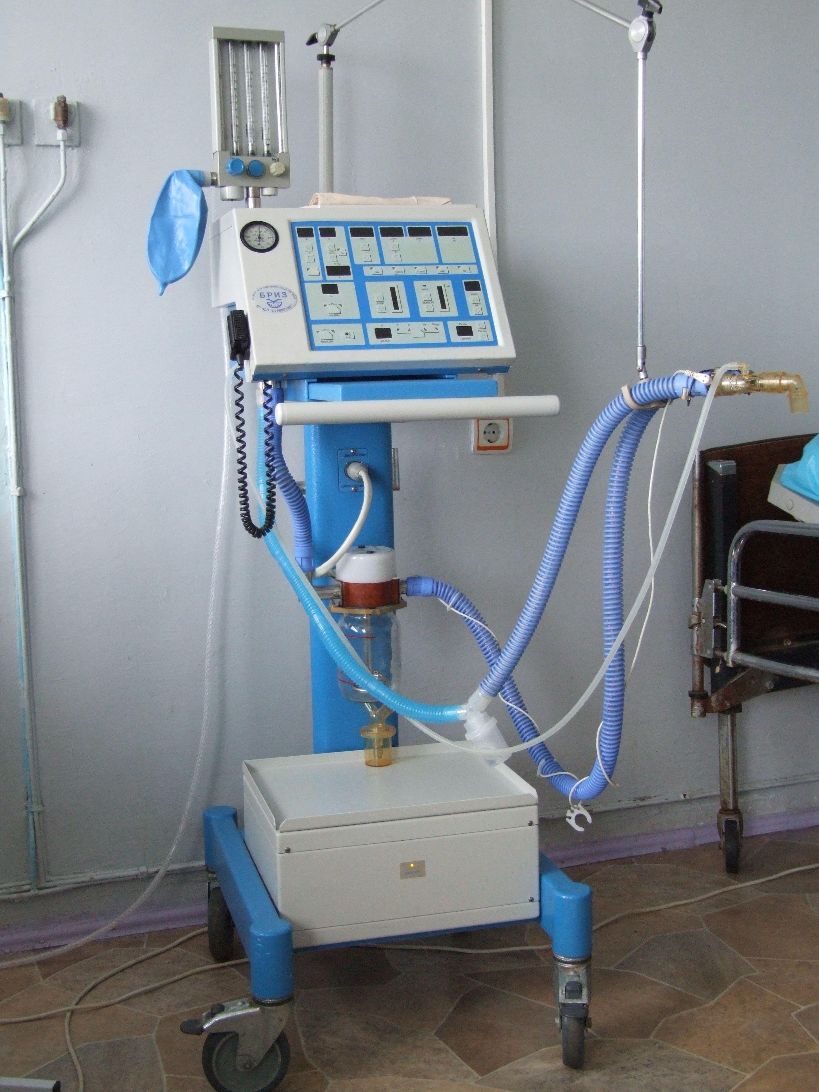 Для николаевской горбольницы №3 приобретены 2 аппарата ИВЛ, дефибрилляторы и монитор пациента