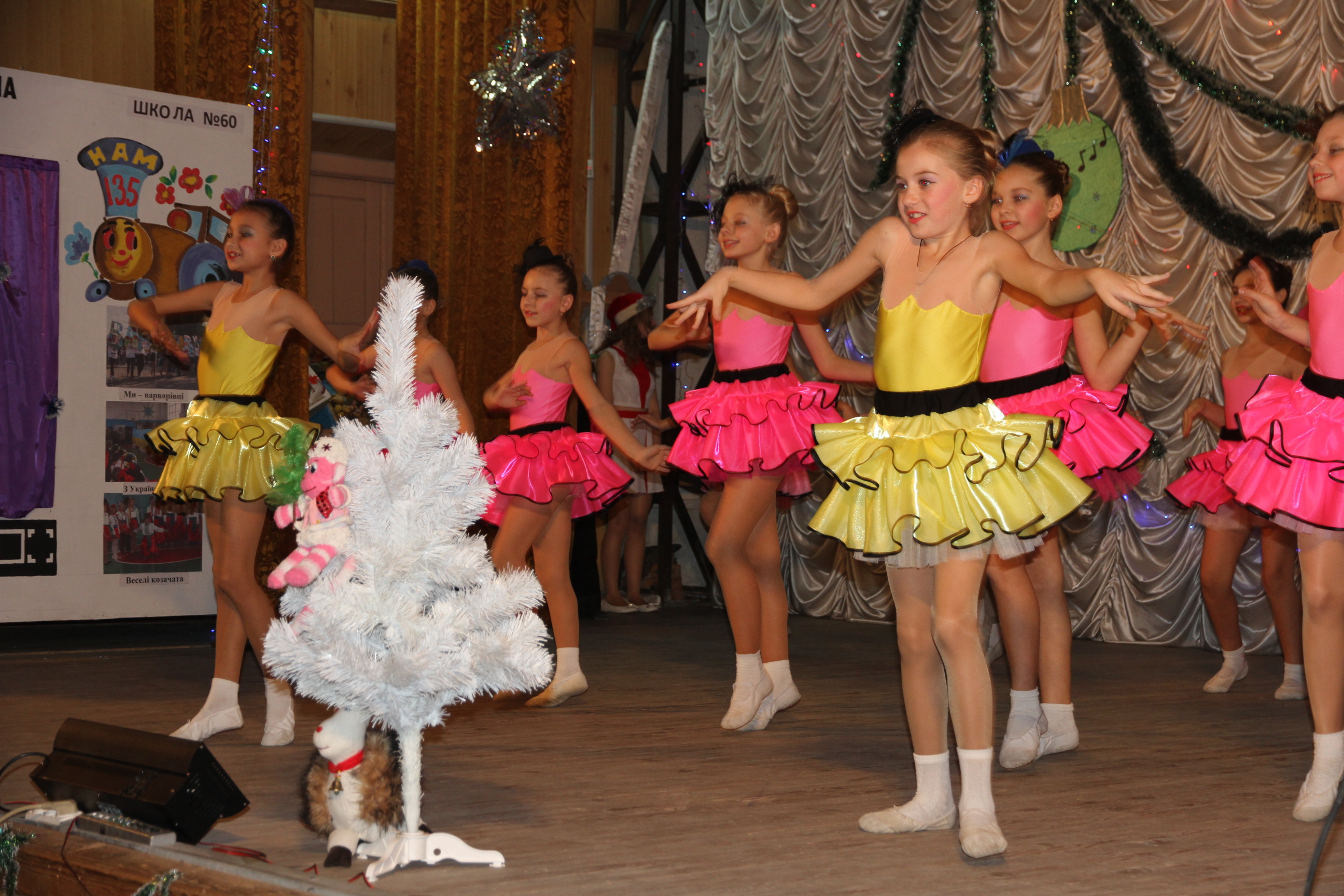 В Варваровке открыли новогоднюю елку и провели традиционный праздник талантов