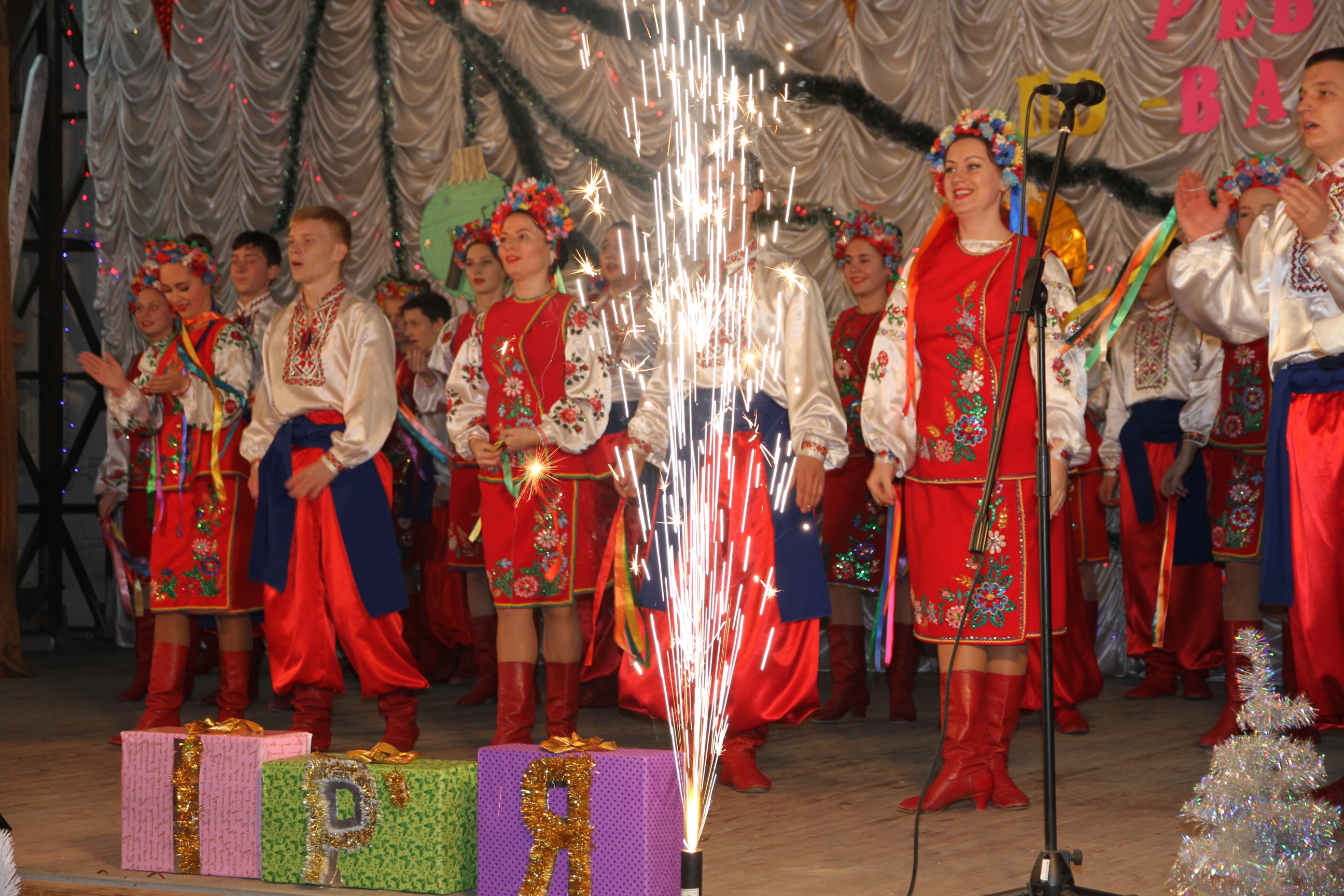 В Варваровке открыли новогоднюю елку и провели традиционный праздник талантов